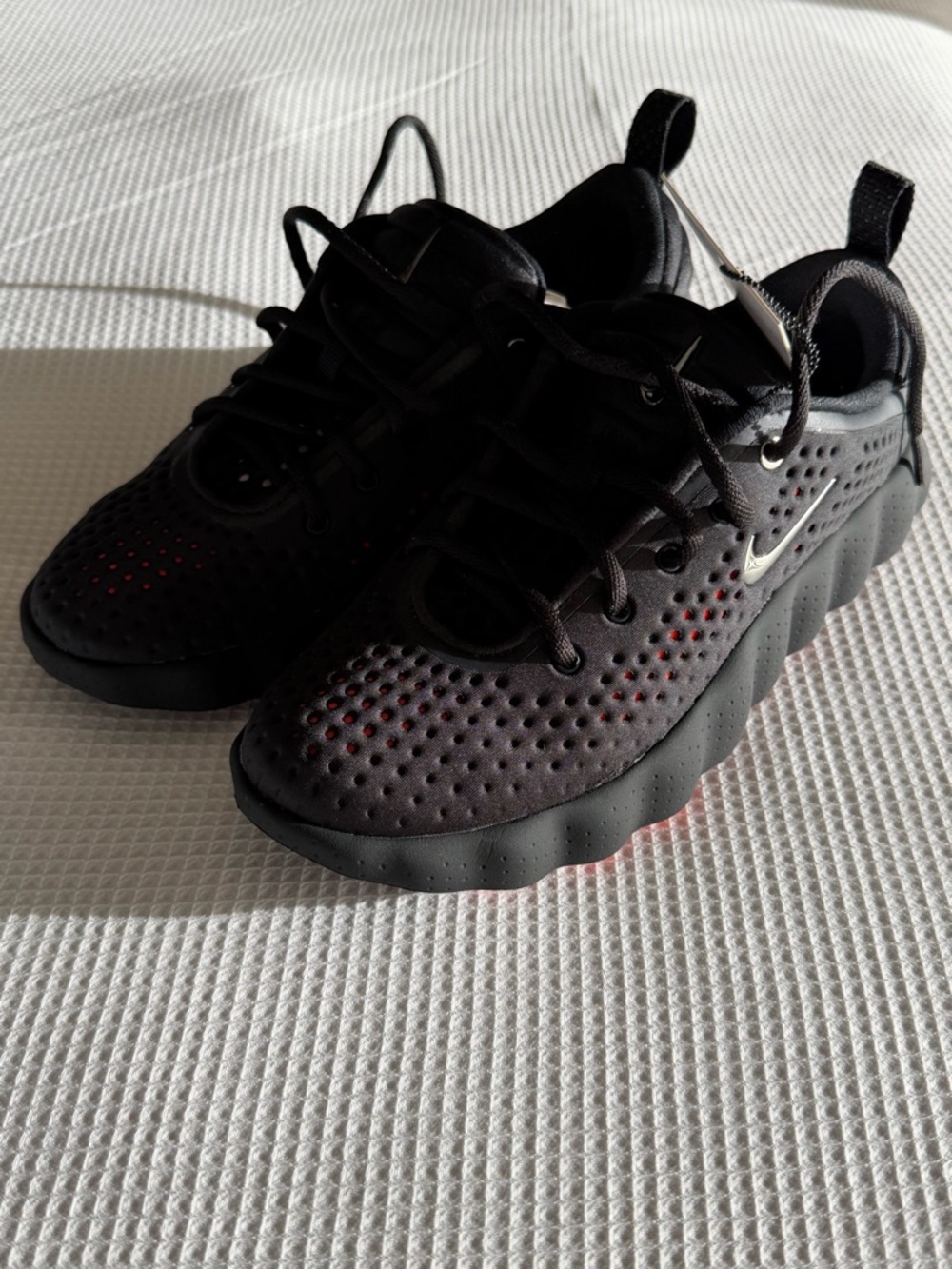 Nike Mind 002 Black/Hyper crimson size 7.5W